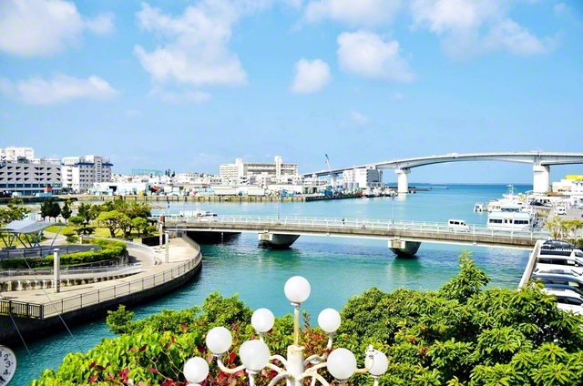 那覇市有数の港である泊港。久米島や座間味島、渡嘉敷島など、離島へのフェリーが行き来し、「泊いゆまち」で知られる泊漁港も隣接する
