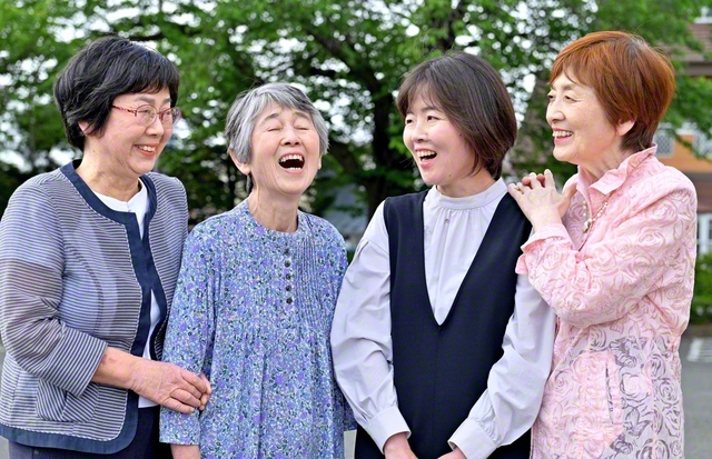 右端から佐々木さん、熊谷さん、松本さん、高橋さん。互いに励ましを送り、朗らかに進む