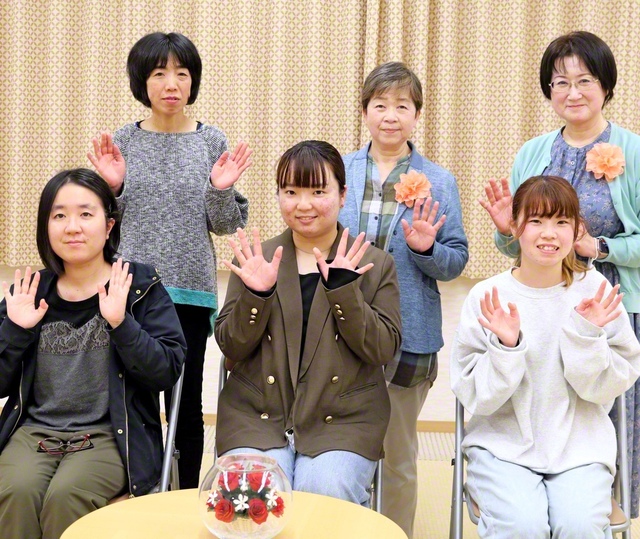 日立大光県の友は5月10日、日立平和会館に集った。女性部の池田華陽会担当者である通称“かよたん”の先輩も交え、和やかな雰囲気の中で、「信心して良かったこと」などを語り合った。先輩世代が語る信仰体験を聞いた参加者からは感動の拍手が起きた