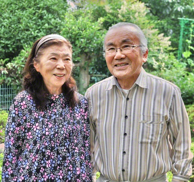 妻・敏子さん㊧と二人三脚で友に尽くす藤原さん