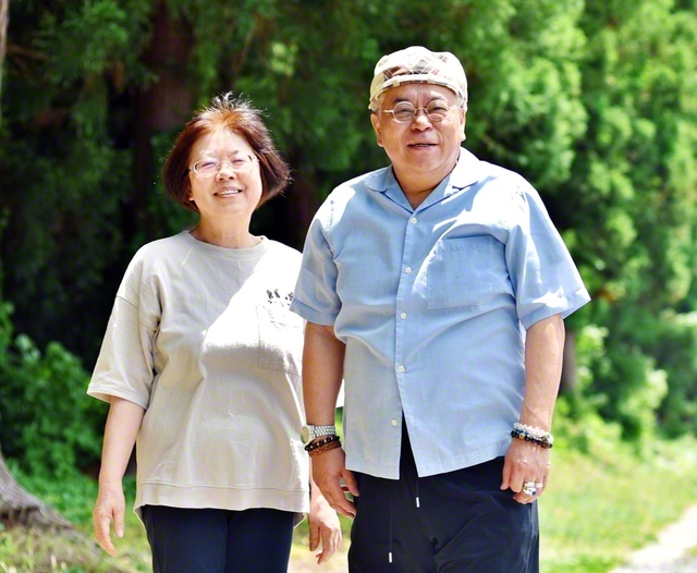 妻・節子㊧さんと共に、地域広布に走ってきた髙野さん