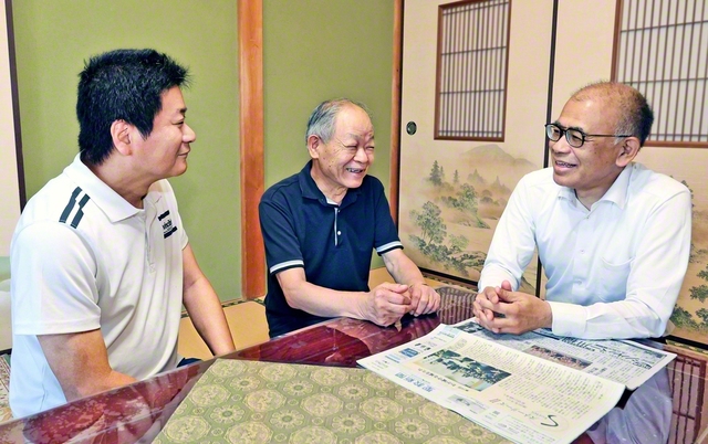 豊福総県長㊨が宮本さん㊥と長男・孝一さんに励ましを送る