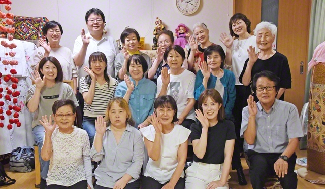 【池田南県・森松地区】地区部長の片田護さんが毎日のように友を励まし、壮年・男子部の集いの参加者が増加した。男子部の武井和也さんは、家族や友人への対話に全力。地区に希望の新風を送る