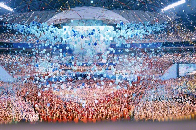 中部青年部の代表2万人が集い、ナゴヤドーム（当時）で行われた第18回世界青年平和文化祭（1998年11月、池田大作先生撮影）。今再び、テーマ「飛翔そして勝利」を胸に、中部の全同志が決然と立ち上がる！