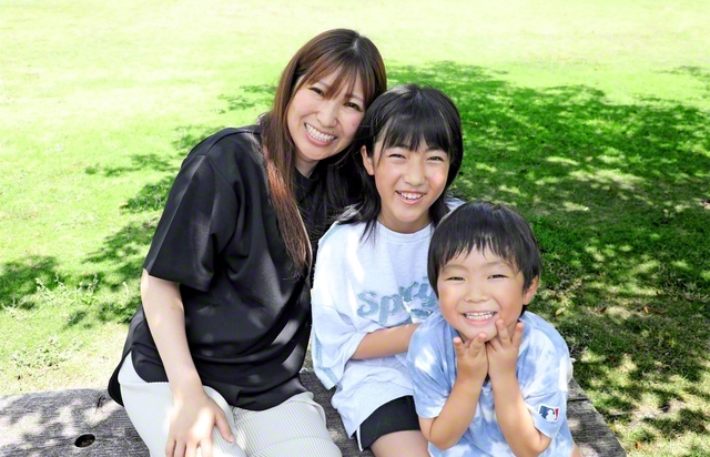 森脇さん㊧が子どもたちと笑顔で