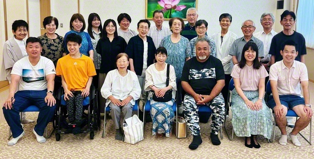 【緑栄光区・あすみが丘支部　あすなろ地区】あすなろ地区（木村正身地区部長、本間絹子女性部長）は、皆が広布の誓いに燃える（13日、千葉緑文化会館で）