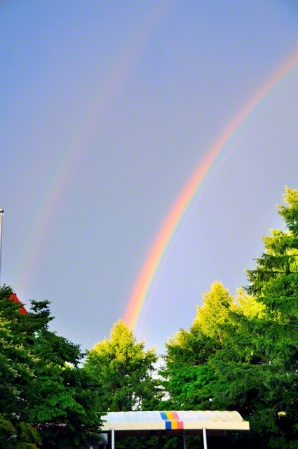 鮮やかな虹が空に懸かった瞬間を池田大作先生が写真に収めた（2008年7月、長野研修道場で）