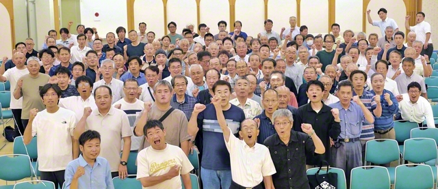 防府栄光圏では「自由活動報告」のコーナーで有志のメンバーが続々と勇気の対話拡大に挑戦する様子を発表した。浅川智之圏長、堤総山口総合長が「“壮男”の力で勝利の決定打を」と激励した（12日、防府文化会館で）