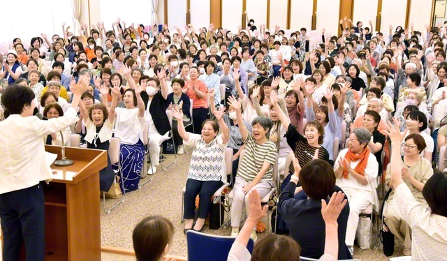 【博多】福岡大勝県の集いは11日、九州池田講堂で。田中真寿美さん、石橋弘子さん、梶原惠美子さんが活動報告。有田県女性部長、川上九州女性部長の後、那須女性部長は、若き日の池田先生の闘争に言及。「一回一回の出会いを大切に、自分らしく立正安国の語らいを広げていこう」と訴えた