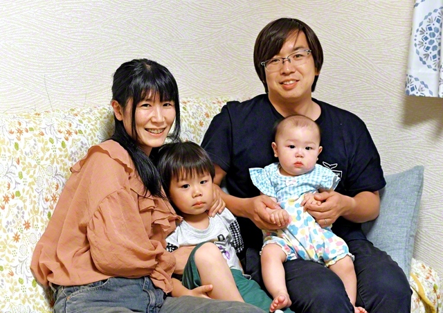 金澤さん（左端）が家族と。紘孝さんは結婚後に入会。今は座談会の司会を担うなど活躍する