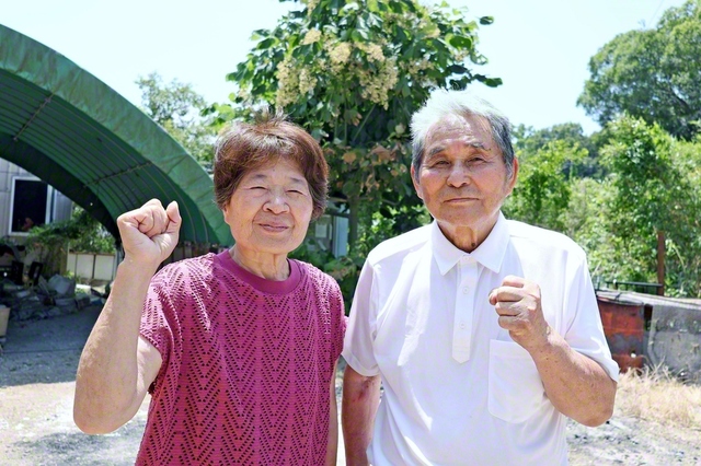 「夫婦であり、“同志”や“戦友”です」と語るヒサ子さん㊧。庭には、夫・昭二さん㊨と育てた被爆アオギリ2世が立つ