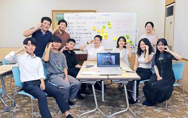 互いにニックネームで呼び合いながら、にぎやかに企画会を行った美作総県の友（19日、津山文化会館で）