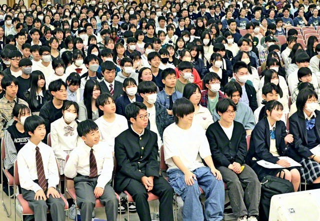 本年4月、5・5「創価学会後継者の日」を記念して開催された総大阪未来部の「ミライEXPO」。未来部有志による企画が光った（関西池田記念会館で）