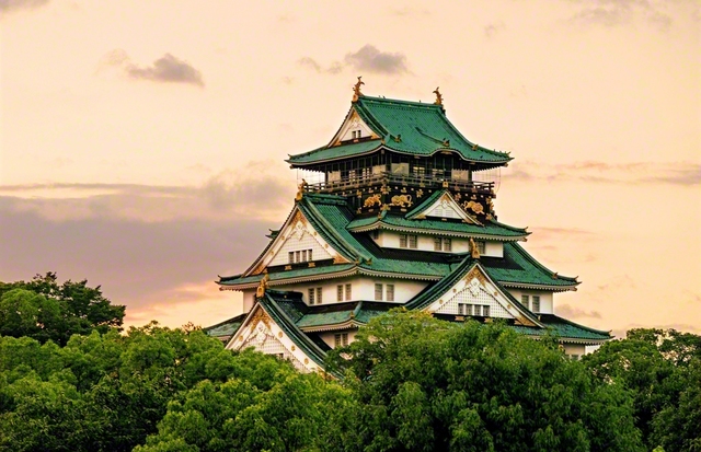 夕日に染まる大阪城。池田先生は初来阪の折、特急「つばめ」で淀川の鉄橋を渡り、遠く夕焼け空に浮かぶ大阪城の威容を目にしたという