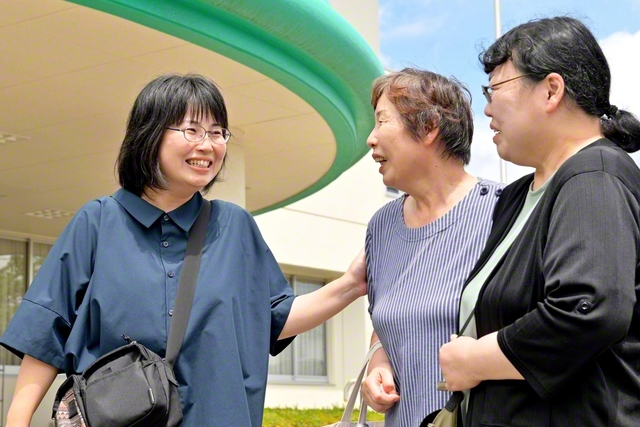 女性部本部長で姉の吉田由香さん㊨と母・信子さん㊥が、髙橋さんの応援団。家事や子育て、学会活動でも支え合っている