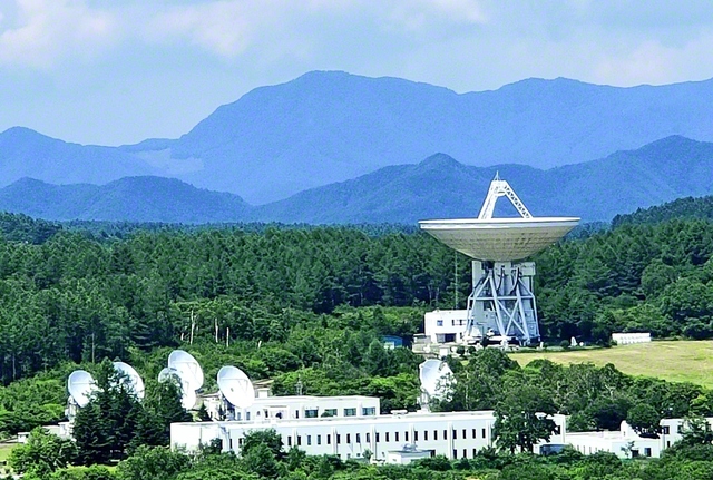 【南牧村　野辺山宇宙電波観測所】標高1350メートルの野辺山高原。直径45メートルの電波望遠鏡が、宇宙の謎に迫る観測を続けている（7月6日、篠原武）