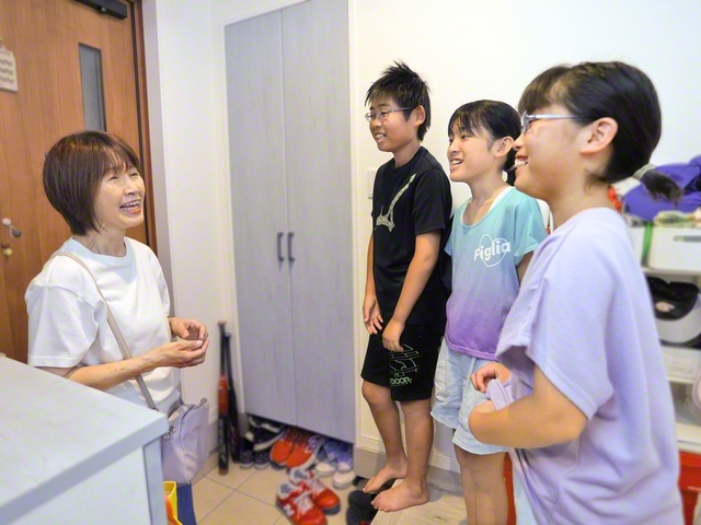 中里さん（左端）が未来部員を励ました
