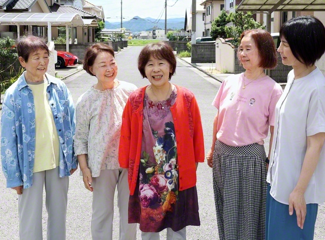 同志と笑顔の花を咲かせる野地さん（中央）