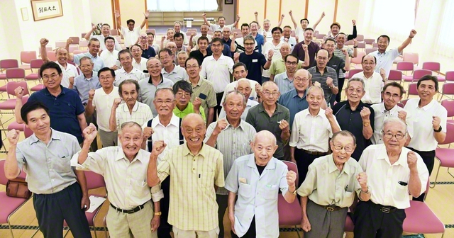 横手創価県壮年部大会に集った友。下山幸二さんを中心に健康体操を行うなど心身ともに充実の集いに