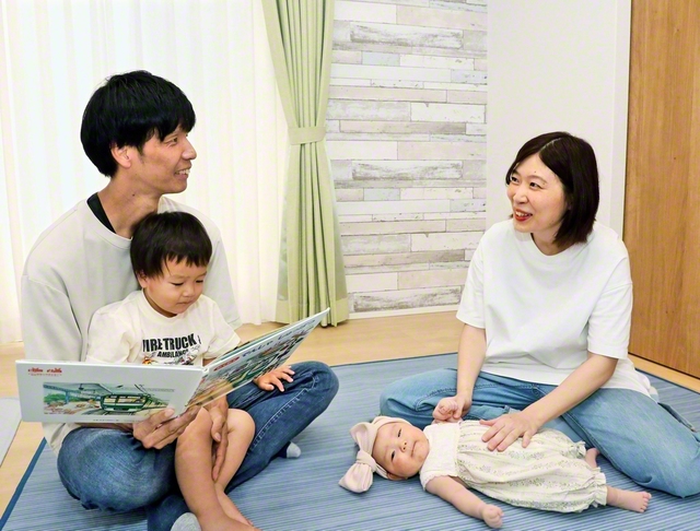 康志(左端)が過ごす、家族との憩いの時間