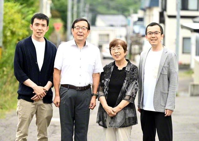 笑顔の間渕家。左から次男・光昭さん、間渕さん、妻・園子さん、長男・健一さん