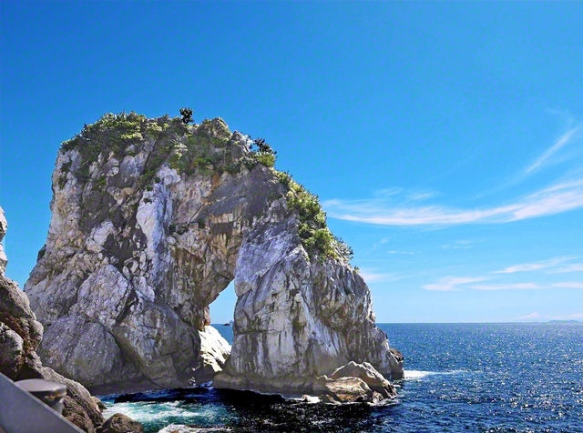 和歌山　太平洋を背に立つ巨岩