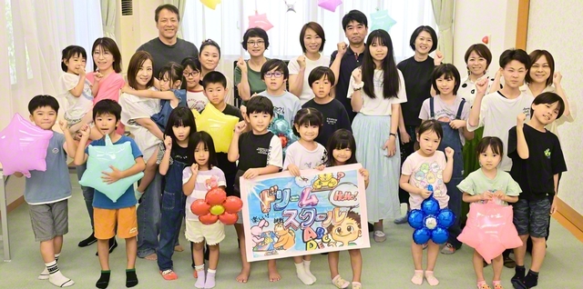 粕屋圏の「ドリームスクール」。ポスターは女子中等部員が作成した（7月27日、粕屋文化会館で）