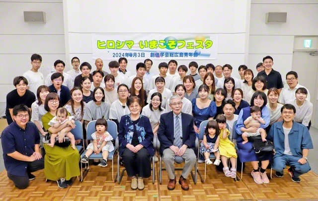 広島青年部が「ヒロシマ『い×ま×こ＝そ』フェスタ」を開催。イベント名には、祈り、学び、行動する人が創価哲学の体現者との意義が込められた（2024年8月3日、広島市の平和記念公園で）