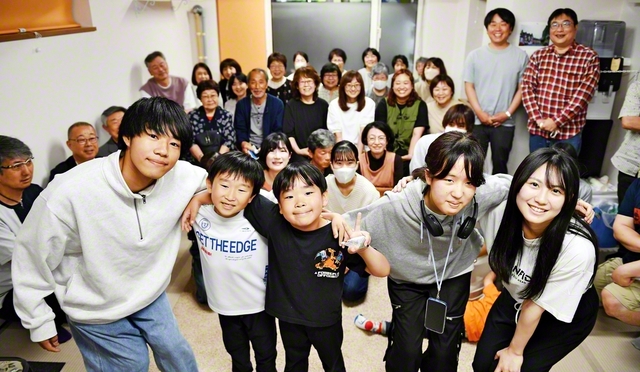 仲の良い未来部員。この日の座談会は○×クイズ、ディスカッションなどで盛り上がった（6月22日、札幌市清田区内で）