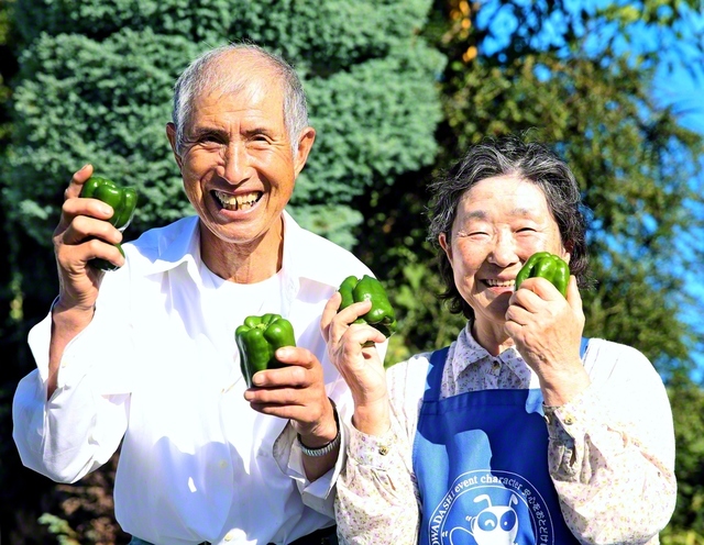 小山田正春さん㊧・英子さん夫妻