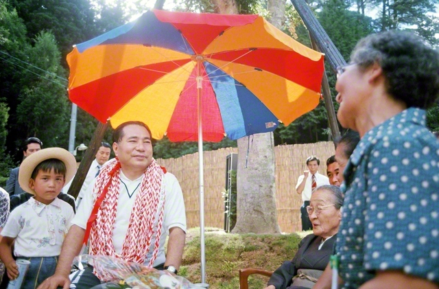 津市白山町の友と語り合う池田先生。皆の笑顔が広がる（1976年7月25日、三重研修道場で）