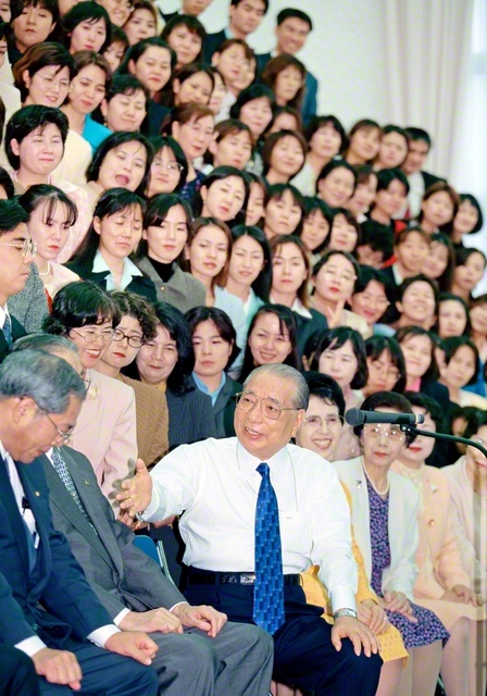 「創価教育同窓の集い」で友と語らう池田先生。記念撮影の後、「一人も残らず、『ああ、いい人生だったな』と言える人生を生き抜いていただきたい」と激励を。席を立った後も、「元気でね」「お会いできて、本当にうれしい」と、時間の限り励ましを送った（2000年2月6日、沖縄研修道場で）