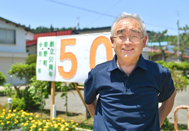 桜庭さんが納涼祭や雪まつりの会場である団地内の公園で。草むしりや花壇の手入れが行き届いている