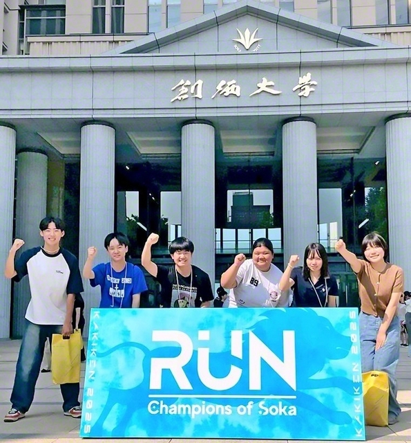 創価大学の中央教育棟前で（5日）