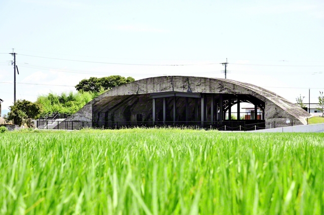 【福岡　筑前町　掩体壕】掩体壕とは空襲から軍用機を守る格納庫のこと。1945年3月、大刀洗大空襲で、多くの人命とともに飛行場は焼失。現存する掩体壕は、悲惨な傷跡を伝える