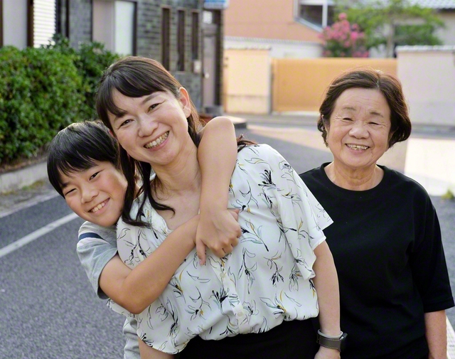久田さん㊥が「真っすぐ成長してほしい」と願う次男㊧の夢は小児科医。クラスメートから慕われて学級委員も務めるなど、人に尽くす姿勢は母・竹内さんゆずりだという。子や孫に信心を伝えてきた竹内さんは地域に顔が広い。経済苦や大病も題目で克服してきたと自負する