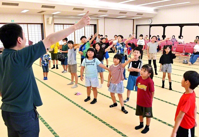 合唱とダンスに挑戦する釧路総県の少年少女部員たち（7月27日、釧路文化会館で）