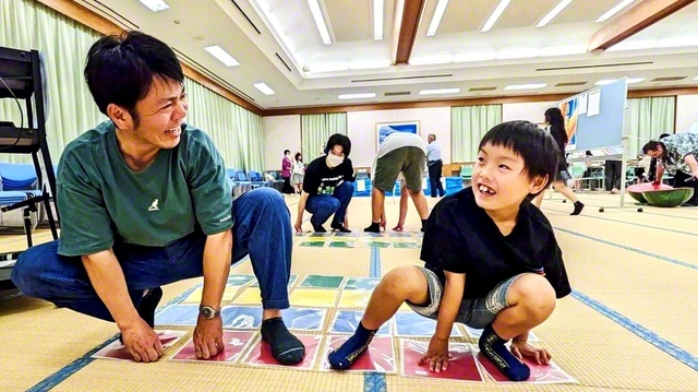 ゲームを楽しむ未来部員と担当者（2日、水沢文化会館で）