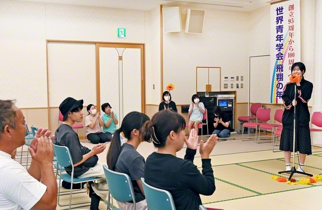 未来部の友がスタンドマイクを前に熱唱。カラオケ大会が盛大に行われた（3日、登米文化会館で）
