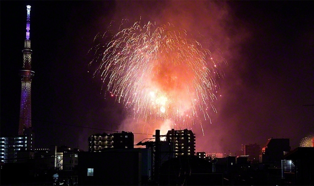 東京・下町の夏の風物詩「隅田川花火大会」を、台東区橋場から収めた。右下には第2会場の“光の花”も。一瞬の輝き、そして感動は、人生を彩る思い出に――（7月26日撮影）