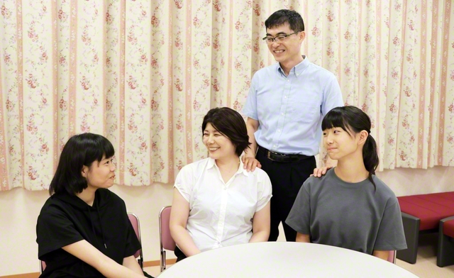 左から長女、大槻さん、夫の英男さん、次女