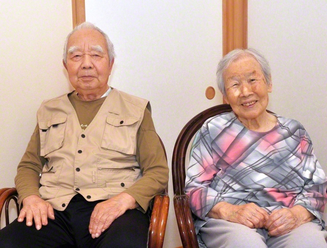 仲むつまじい昭信さん㊧と、とよ子さん