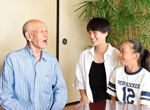 未来部員の姉妹と笑顔で語り合う澤田さん㊧