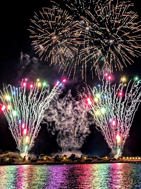 「函館港まつり協賛　第70回道新花火大会」。大勢の人たちが夜空に咲く大輪を見上げ、歓声と笑顔が広がった（8月1日、浦田かおり）