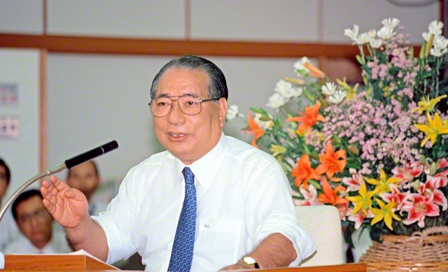 台風が接近する中、“青年が待っているのなら”と霧島行きを断行した池田先生。青年部幹部会で「いちばん苦労した人こそが、いちばん成長するし、境涯を大きく開くことができる。それが信心である」とエールを送った（1990年9月30日、九州研修道場〈当時〉で）