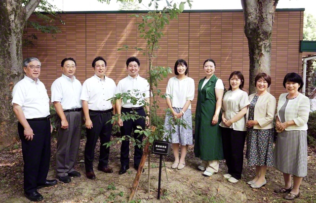 小平市の創価学園で行われた教育本部の「サマーフェスタ」に先立ち、代表が記念のカメラに（3日）