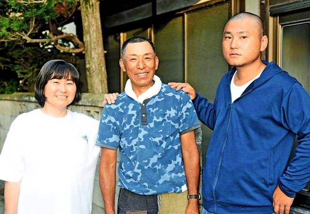 左から妻・和子さん、清水さん、長男・一馬さん
