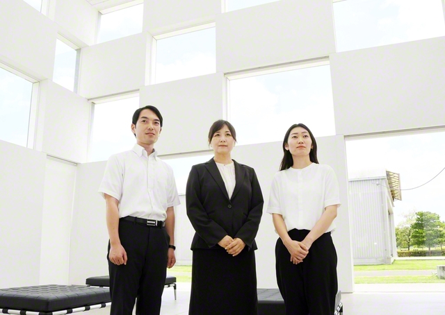 「空」を見せることで明るさを大切にした館内で（左から原田第3茨城総県未来部長、山下さん、飯田総茨城少女部長）