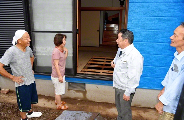自宅の被災状況を伝える原口純一さん（左端）と利津子さん（左から2人目）。黒木総県長（同3人目）らが心から励ました（10日、姶良市で）