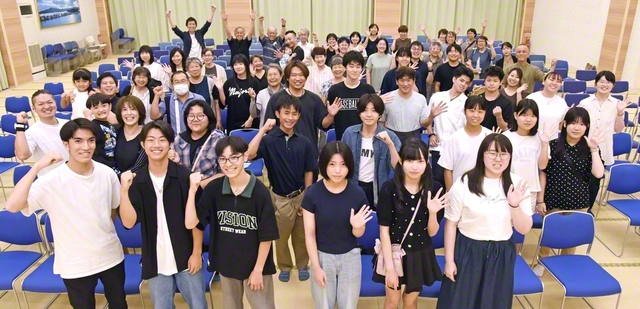 総秋田の中・高等部員が集った大会「サマージャンボリー」。参加者全員でのグループトークや全国未来部夏季研修会に参加した友の活動報告、創価大学職員の大学紹介など、笑顔と学びがあふれた（9日、秋田中央文化会館で）
